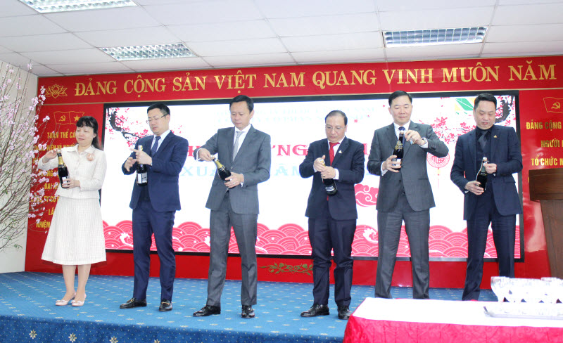 Lãnh đạo Tổng công ty Thuốc lá Việt Nam thăm và chúc tết công ty